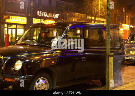 Uomini di passeggeri di salire a bordo di un taxi al rango della cabina in pub e club area di vita notturna in bradbury place belfast Foto Stock