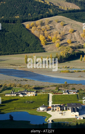 Vista da Te Mata picco nel campo scoscese e cantina Tukituki River Hawkes Bay Isola del nord della Nuova Zelanda Foto Stock