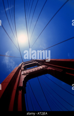 Una vista in verticale con un pesce di lente oculare della torre sud del Golden Gate Bridge in San Francisco California USA Foto Stock