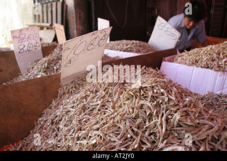 Pesci secchi sul display in vendita su una bancarella al mercato di domenica a Kuching, Sarawak, Borneo, Malaysia Foto Stock