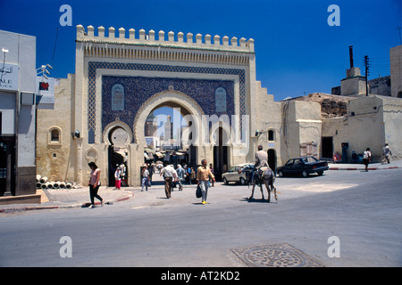 Bab Bou Jeloud city gate a medina, pedoni, rivestito di piastrelle blu archway, sommità merlata, Fes, Medio Atlante in Marocco Foto Stock