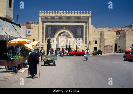 Bab Bou Jeloud city gate a medina, pedoni, rivestito di piastrelle blu archway, sommità merlata, Fes, Medio Atlante in Marocco Foto Stock