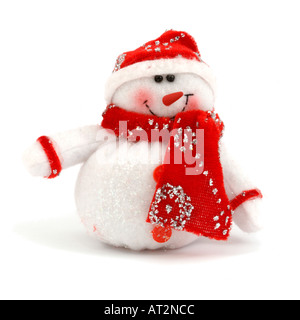 Pupazzo di neve bianca con santa Red Hat e sciarpa pelliccia toy su sfondo bianco Foto Stock