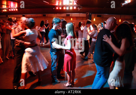 Coppia giovane e la folla ballare il tango, presso "La Viruta" Milonga. Quartiere di Palermo, Buenos Aires, Argentina Foto Stock