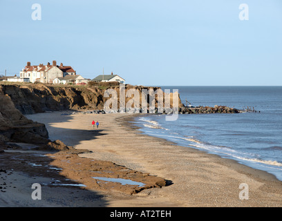 In cima alla scogliera vista della spiaggia di happisburgh e corazza di roccia le difese del mare, norfolk England Regno Unito Foto Stock