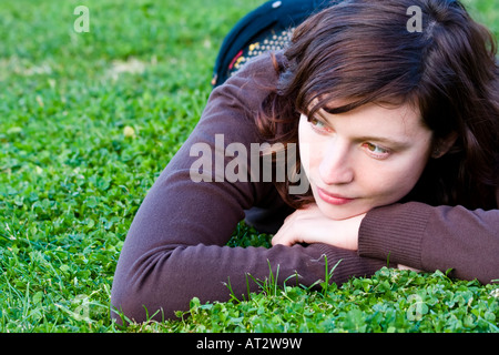 Carino green eyed donna sull'erba Foto Stock