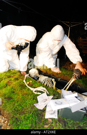 Le scienze forensi gli studenti alla simulazione di omicidio scena Foto Stock