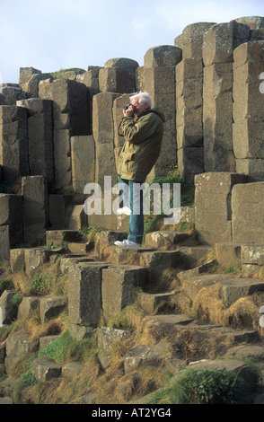 Fotografo presso il famoso Giants Causeway in Irlanda del Nord Foto Stock