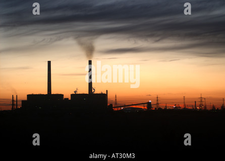 Soffietto di fumo dal Tilbury di centrali elettriche a carbone. Foto Stock