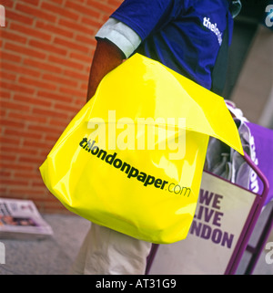 Il londonpaper.com quotidiano gratuito consegnato per le strade di Londra REGNO UNITO Foto Stock