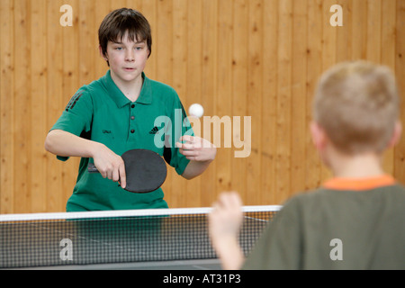 Due giovani ragazzi giocando a ping-pong Foto Stock