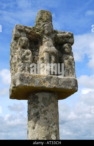 Breton croce di pietra vicino a tumulo chiesa di Saint Michel in Carnac Bretagna sud francia Foto Stock