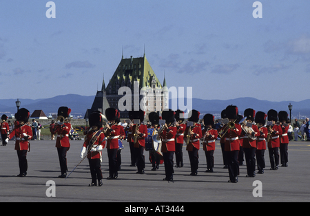 Canada Quebec città vecchia cittadella il cambio della Royal Canadian protezioni con il Castello Frontenac in background Foto Stock