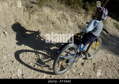 Francia Provenza vitrolles giovane ragazzo seduto sulla sua mountain bike su una sporcizia Foto Stock