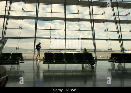 L'interno di un aeroporto, due persone in attesa Foto Stock