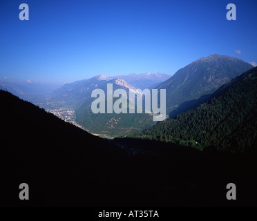 La mattina presto vista verso Martigny nella Valle del Rodano da La Forclaz in alto passano in Svizzera dalla Francia Foto Stock