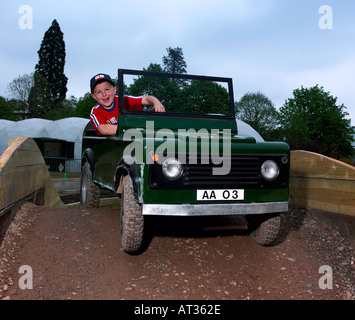 Bambino la guida un giocattolo Land Rover Foto Stock