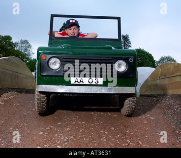 I bambini la guida un giocattolo Land Rover Foto Stock