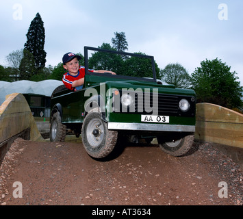 Bambino la guida un giocattolo Land Rover Foto Stock