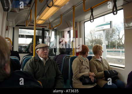 Nottingham s nuovo sistema tram NET è stato giudicato un grande successo il sistema è Nottingham Express transito o NET veicoli ar Foto Stock