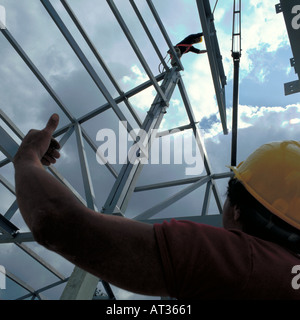 Sito in costruzione i lavoratori sul cantiere mettendo su telaio in acciaio lavori sulla nuova build blocco ufficio nel Regno Unito Foto Stock