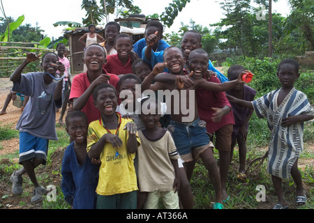 Gruppo di felice giovani ragazzi africani divertendosi nel villaggio di Ghana Africa occidentale Foto Stock