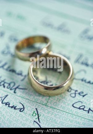 Una coppia di anelli di nozze su un certificato di matrimonio Foto Stock