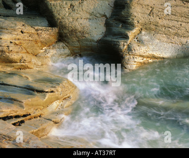 Acqua su rocce Foto Stock