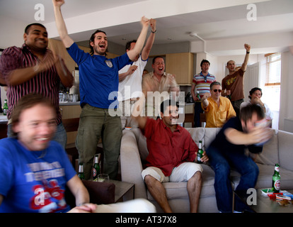 Tifosi inglesi che celebra l'Inghilterra del traguardo vs Paraguay, Coppa del Mondo 2006 Foto Stock