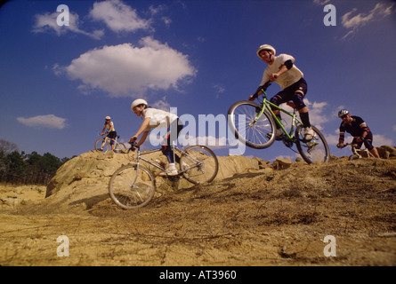 Gli amanti della mountain bike race attraverso l'aspro paesaggio Foto Stock