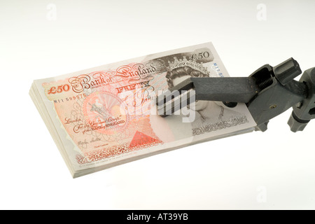 Pinza meccanica di contenimento della pila 50 pound note Foto Stock