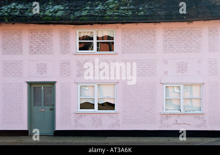 Pargeting tradizionale (decorativo intonaco esterno) su una casa in un villaggio del Suffolk, Regno Unito Foto Stock