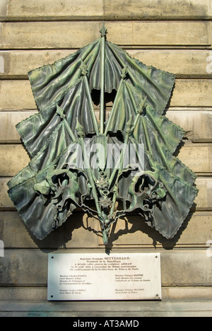 Parigi, Francia. Scultura di Arman, per la commemorazione del cinquantesimo anniversario della polizia di Parigi Uprising Foto Stock