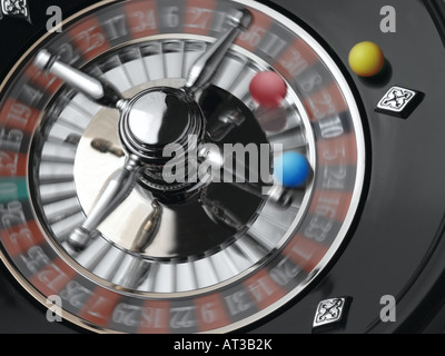 La ruota della roulette con giallo, blu e palle rosse Foto Stock
