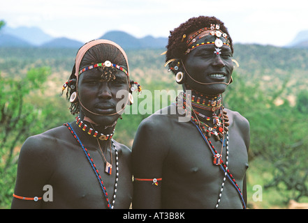 Ritratto di testa e spalle di due Samburu warriors o moran in abito tradizionale nel nord del Kenya Africa orientale Foto Stock