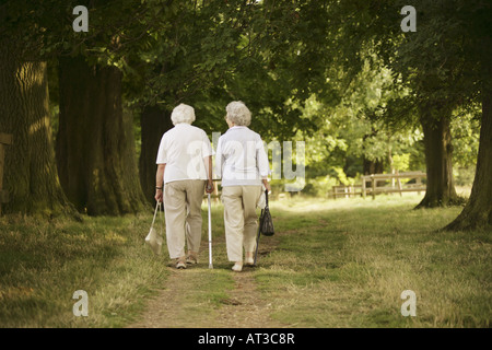 Due vecchie signore passeggiate in campagna