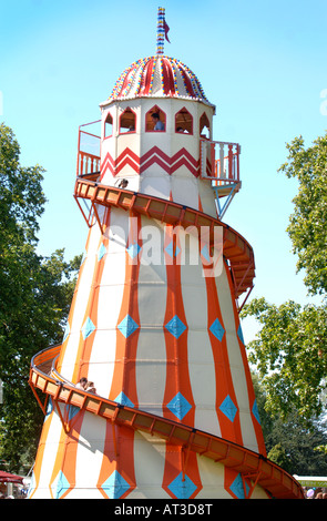 Un Helter Skelter presso il villaggio di innocenti FETE IN Regents Park Londra 2007 Foto Stock