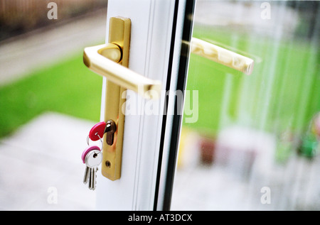 Chiavi nella serratura di una porta aperta Foto Stock