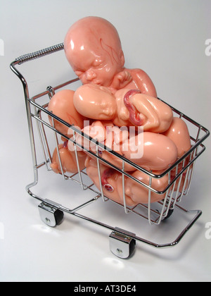 Embrione nel carrello come simbolo per la storta bambini bambino su ordine cella principale ricerca la fecondazione artificiale etc Foto Stock