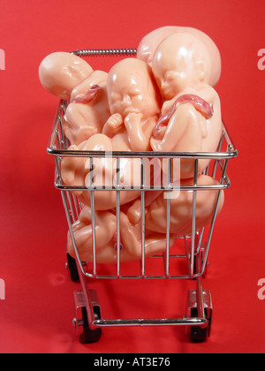 Embrione nel carrello come simbolo per la storta bambini bambino su ordine cella principale ricerca la fecondazione artificiale etc Foto Stock