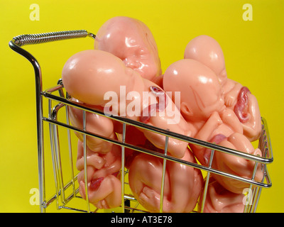 Embrione nel carrello come simbolo per la storta bambini bambino su ordine cella principale ricerca la fecondazione artificiale etc Foto Stock