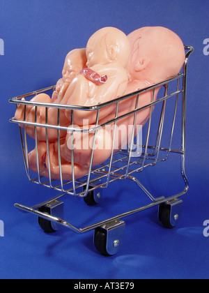 Embrione nel carrello come simbolo per la storta bambini bambino su ordine cella principale ricerca la fecondazione artificiale etc Foto Stock