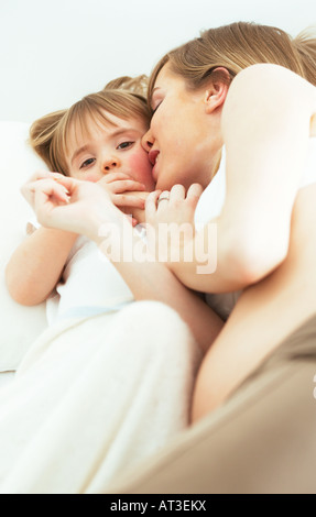 La madre e il bambino coccole Foto Stock