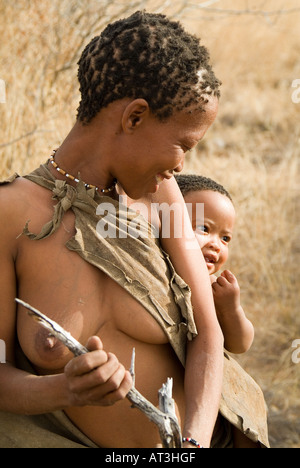 I Boscimani del Kalahari la madre e il bambino. Il modo di vita tradizionale nel Kalahari deserti del Botswana Foto Stock