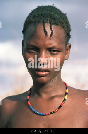 Ritratto di un giovane uomo Shankilla con un semplice collana e alcune piccole pigtail Lago Turkana nel nord del Kenya Africa orientale Foto Stock