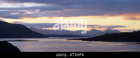 Vista lungo il Loch Alsh da Dornie al Cuillin Hills, Scotland, Regno Unito Foto Stock