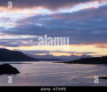 Vista lungo il Loch Alsh da Dornie al Cuillin Hills, Scotland, Regno Unito Foto Stock