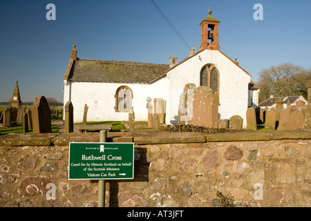 Chiesa Ruthwell home alla croce di Ruthwell Northumbrian presto una Croce Cristiana vicino Annan Scotland Regno Unito Foto Stock