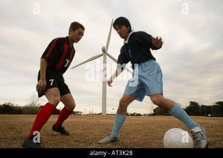 Due giocatori di calcio impegnativo per la sfera Foto Stock