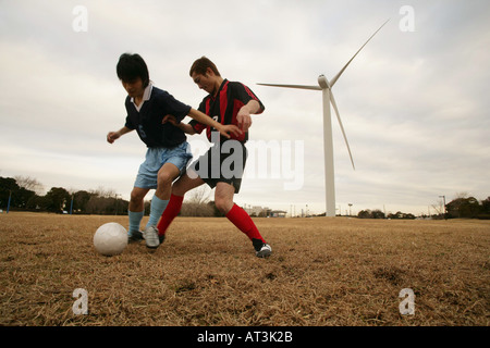 Due giocatori di calcio impegnativo per la sfera Foto Stock